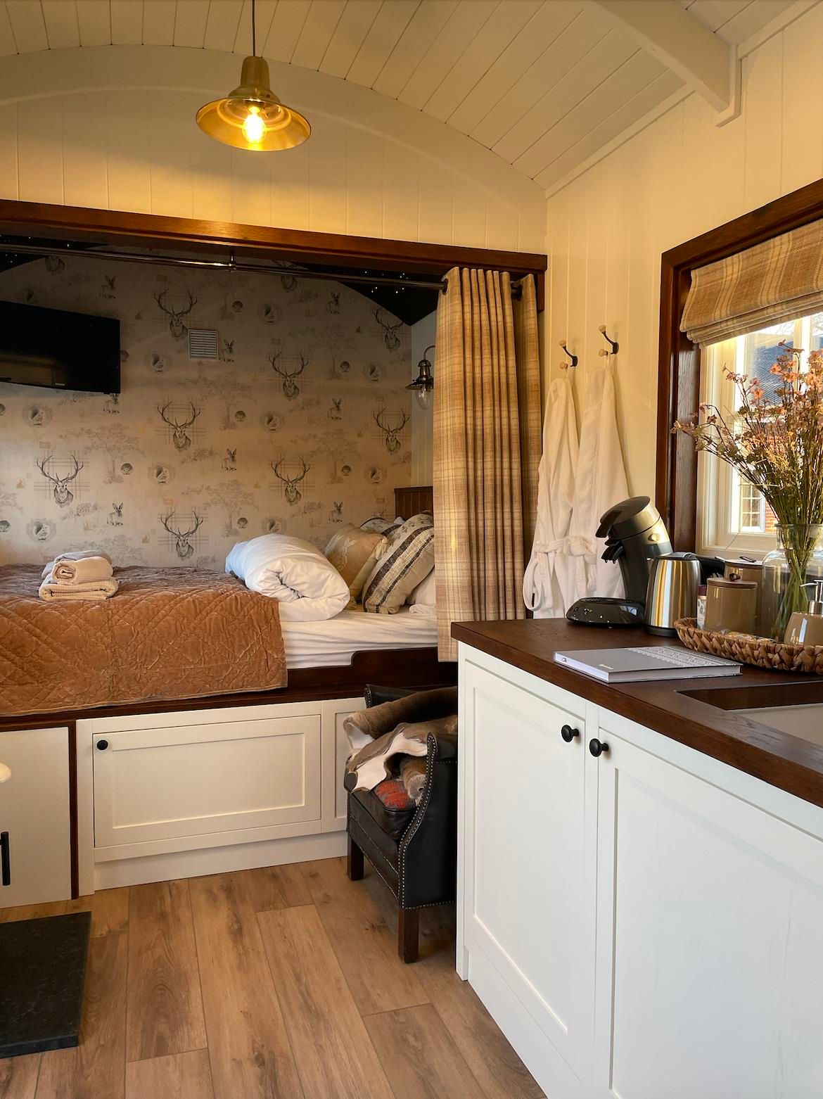 WonderInn Shepherd's Hut - Boho