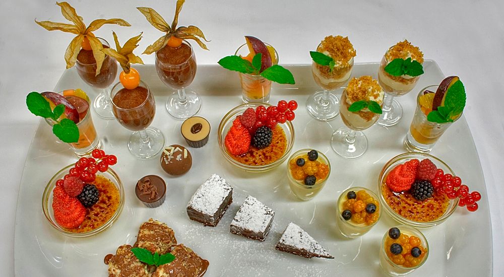 En rekke forskjellige desserter.