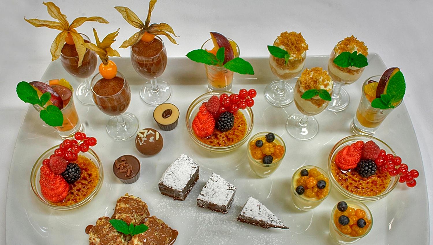 En rekke forskjellige desserter.