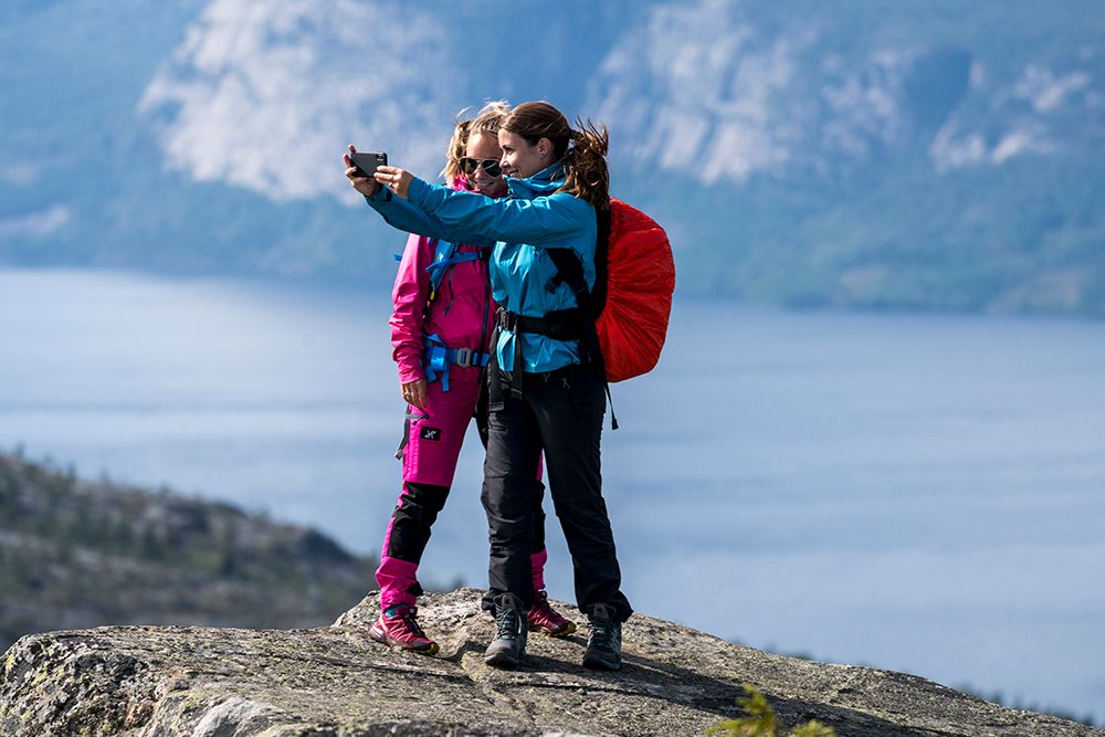 2 damer tar selfi på fottur til Venelifjell i Vrådal