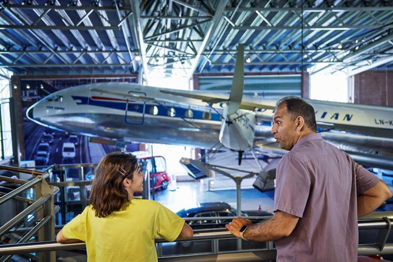 En mann og et barn som ser på et fly