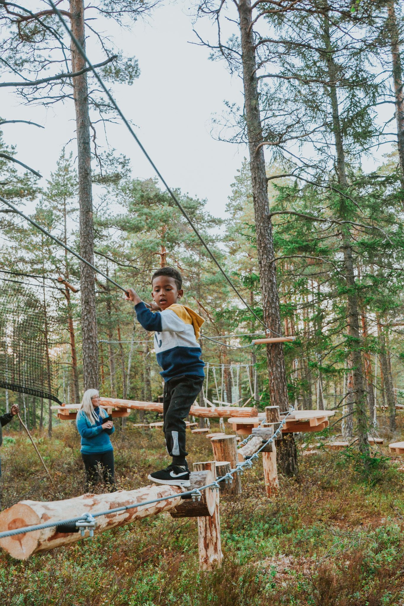 Boy trying the activity trail at Østtorp. Photo.