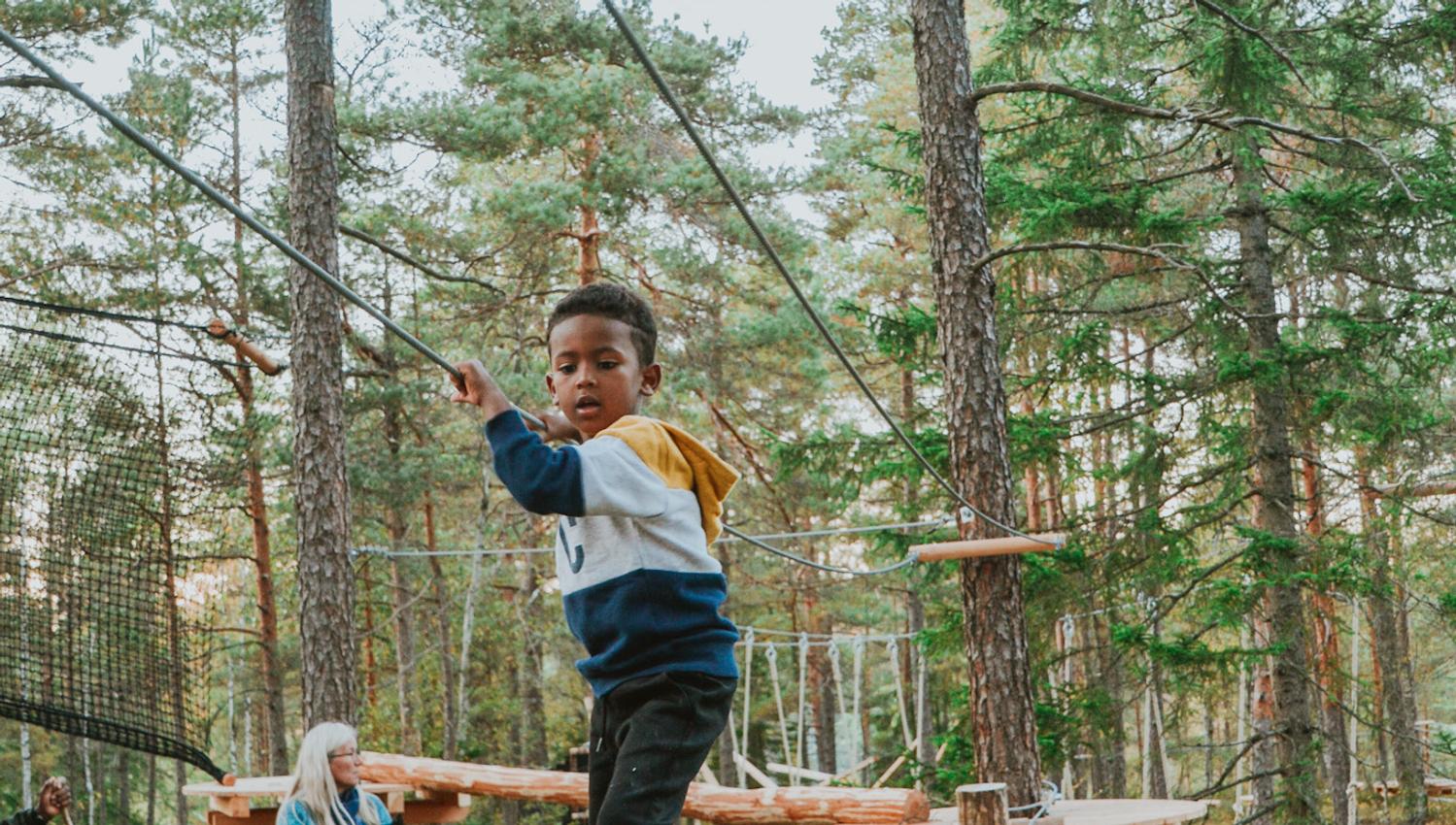 Boy trying the activity trail at Østtorp. Photo.