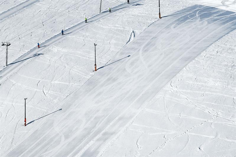 Ski lifts and calm slopes at Røldal Ski Resort with tracks from the day’s activity.