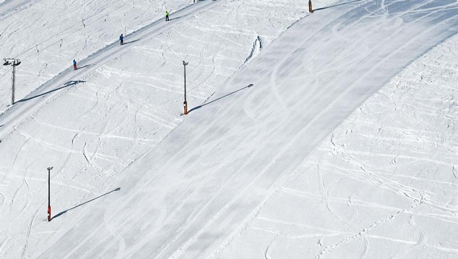 Ski lifts and calm slopes at Røldal Ski Resort with tracks from the day’s activity.
