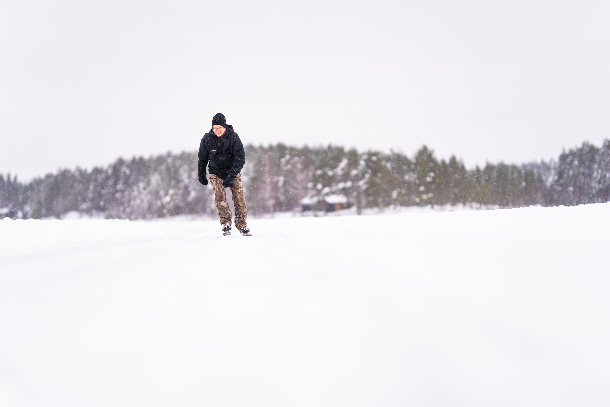 en mann på skøyter
