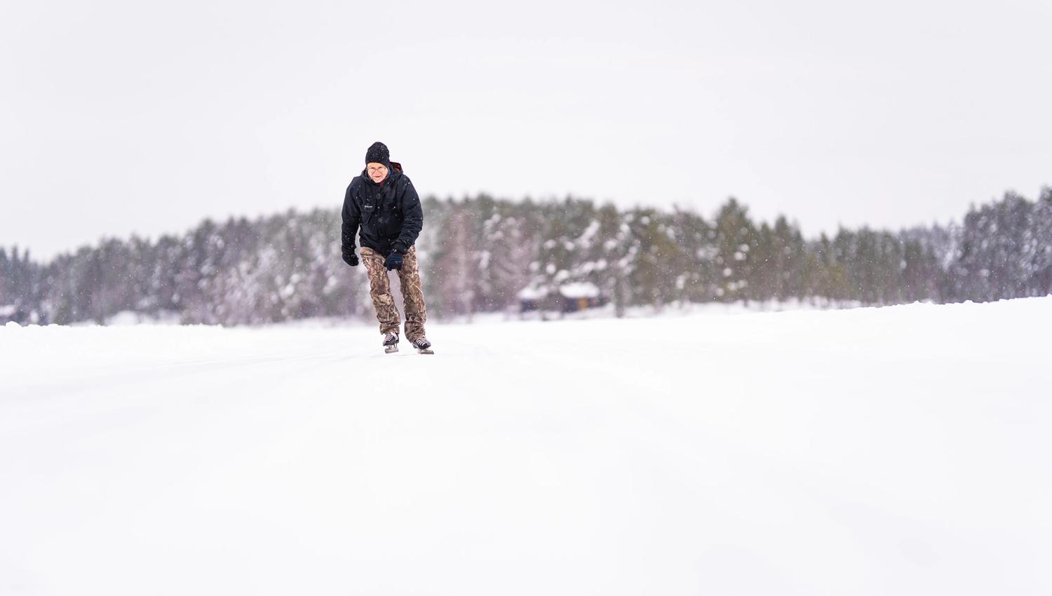 en mann på skøyter