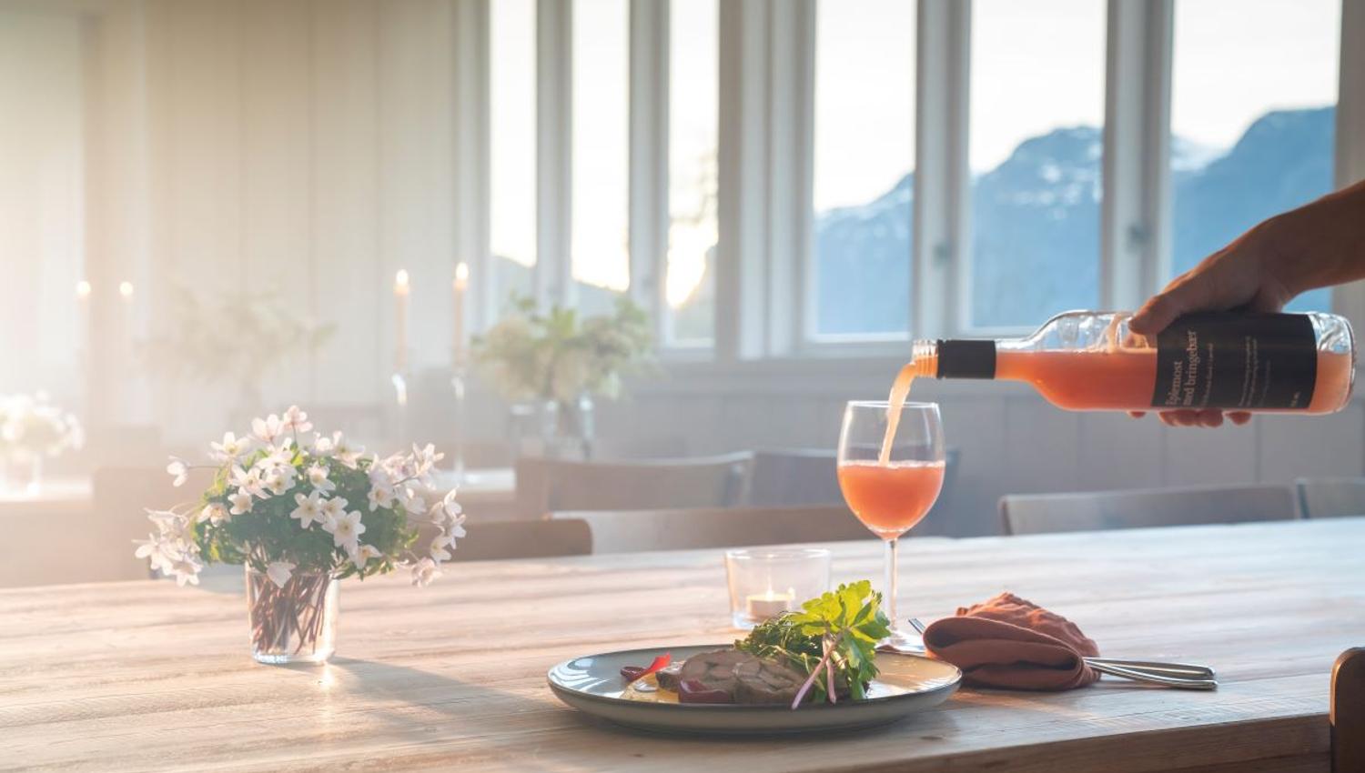 Spisesalen på Sommerhotellet har flott utsikt over Vangsmjøsa og fjellene rundt.
