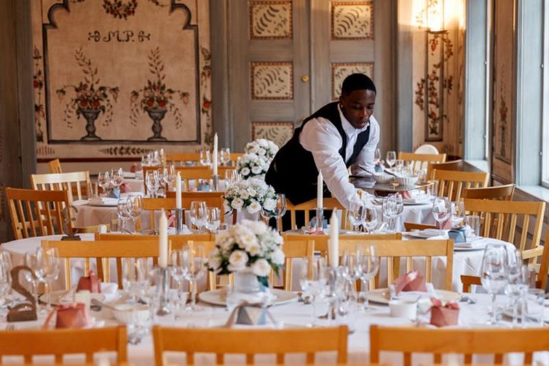 Service that sets tables in Festsalen