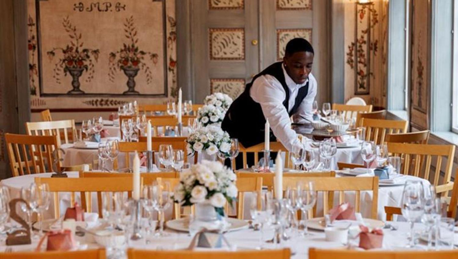 Service that sets tables in Festsalen