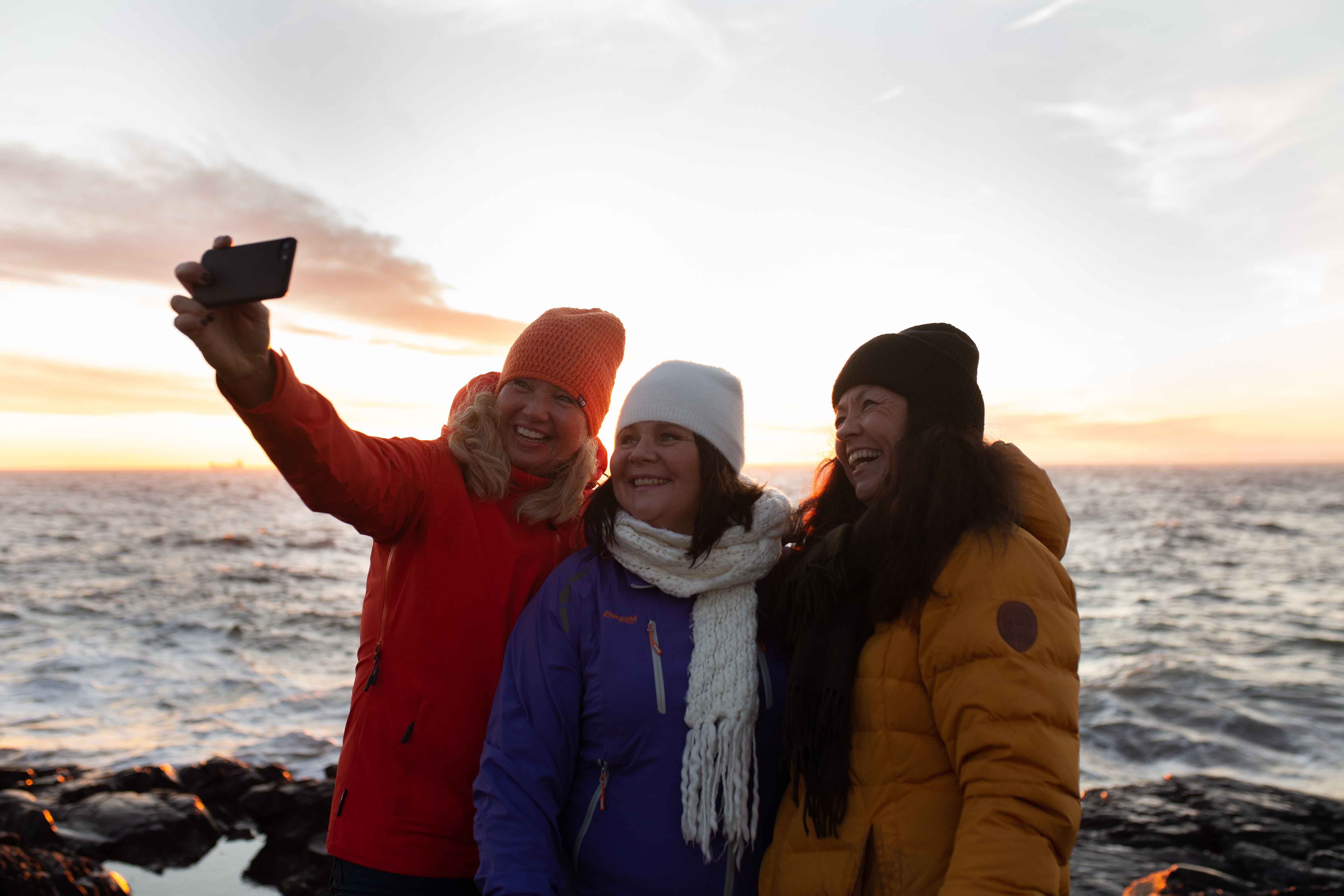 Damer tar seflie på Mølen