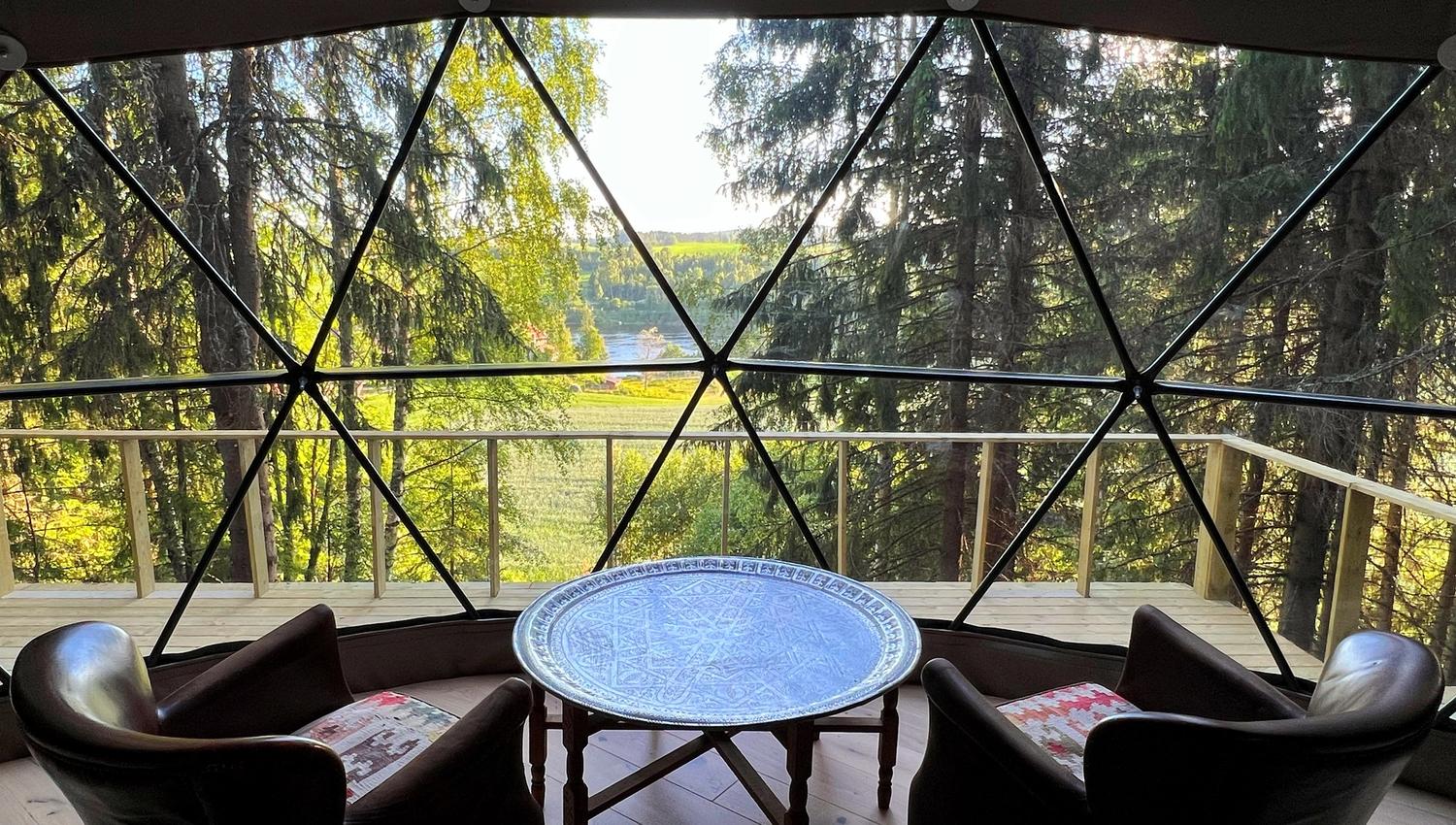 WonderInn Dome with a view to fields and the river