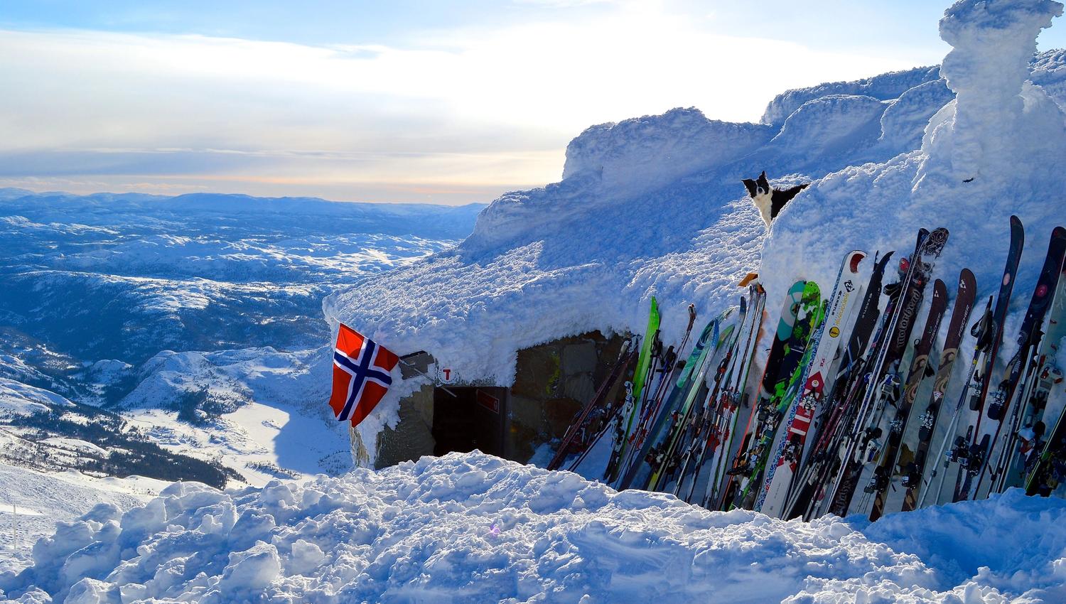 Gaustatoppen Turisthytte er åpen fra vinterferien og ut høstferien