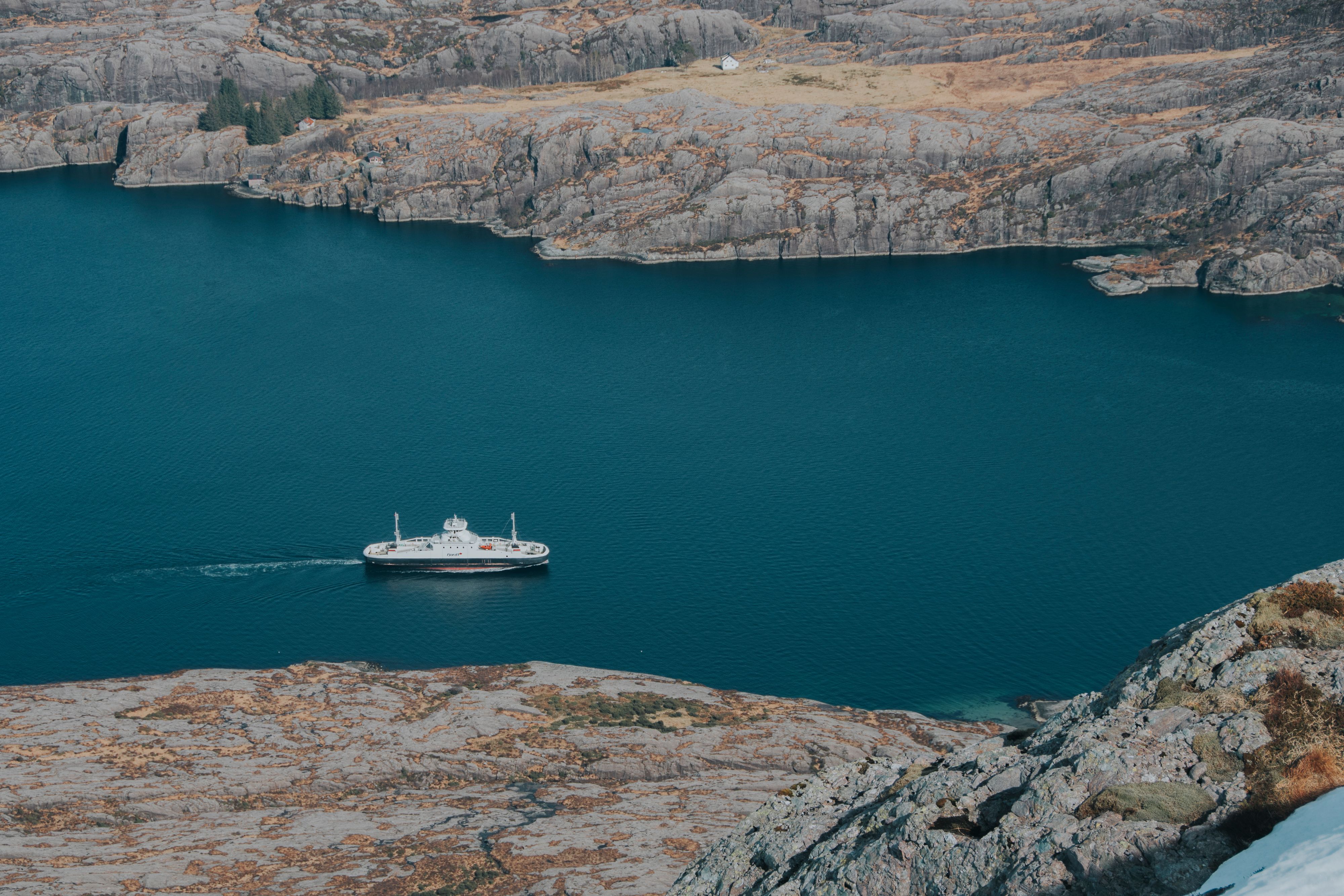Ferge som ferdes på fjorden