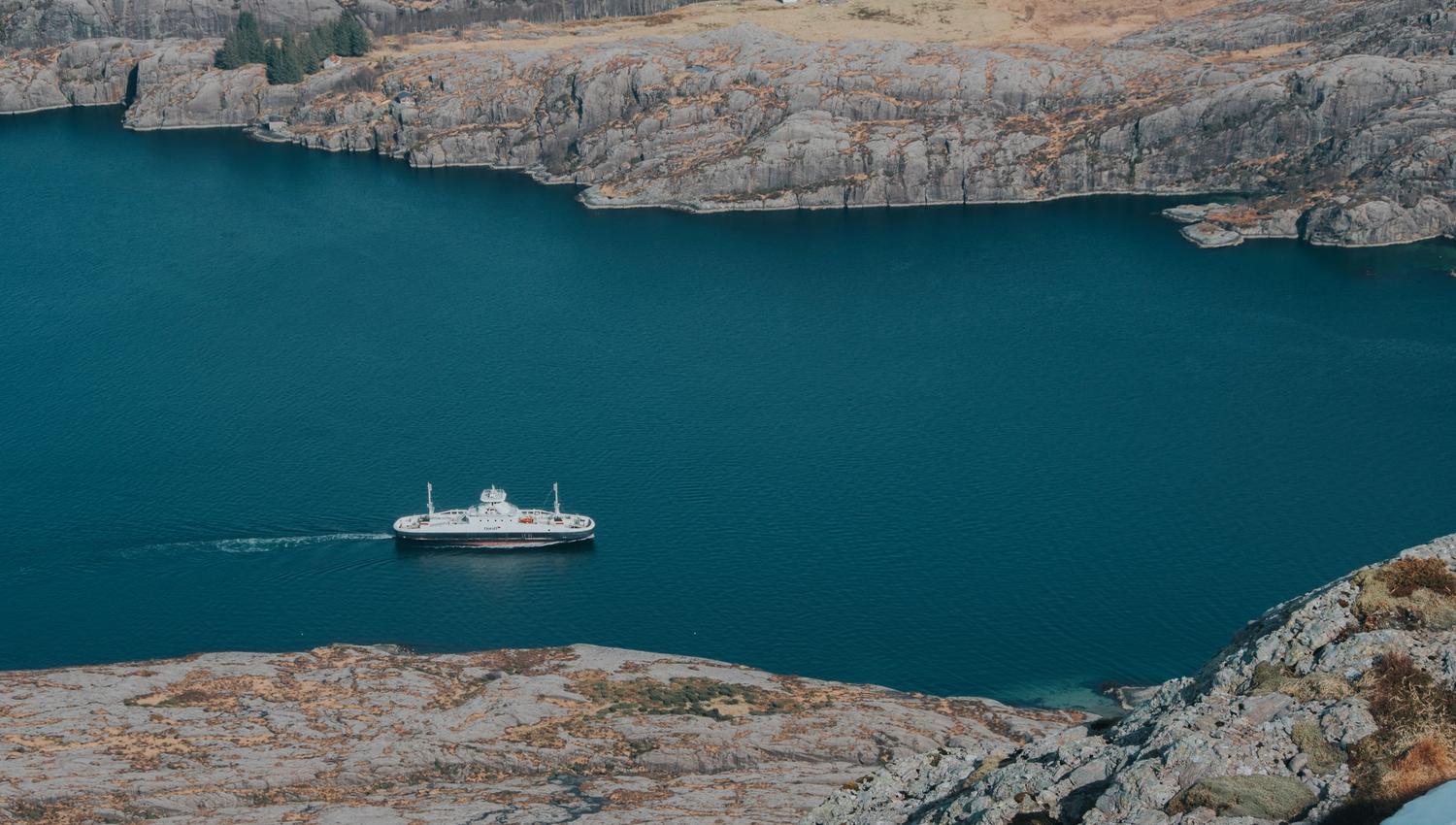 Ferge som ferdes på fjorden