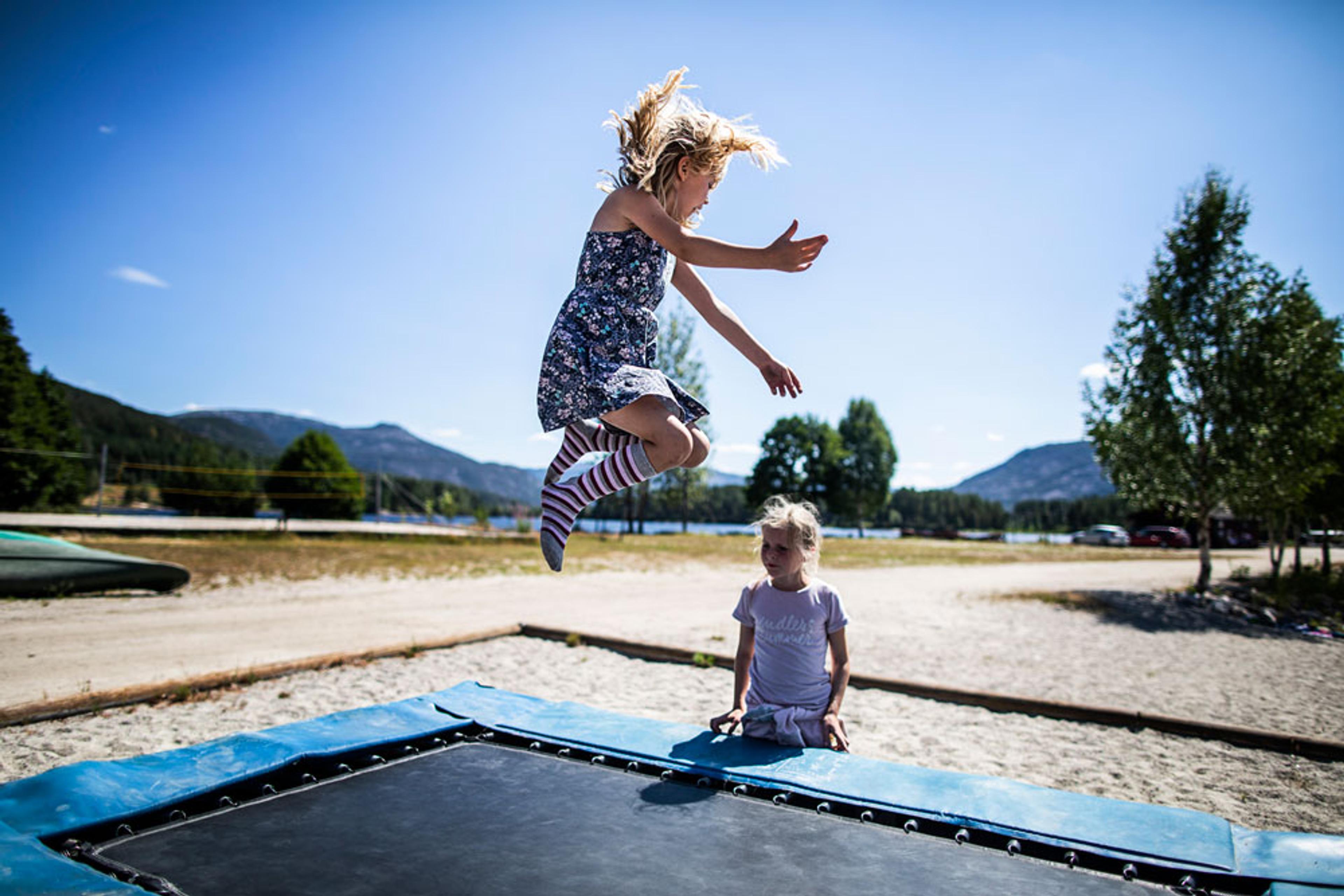barn hopper i trampoline på Straand Sommerland i Vrådal