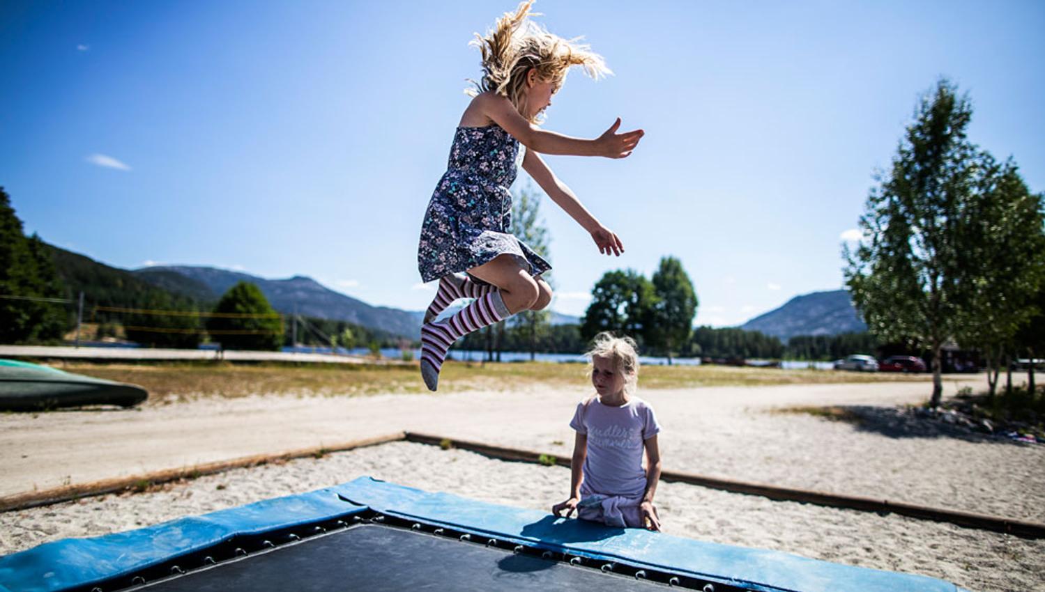 barn hopper i trampoline på Straand Sommerland i Vrådal