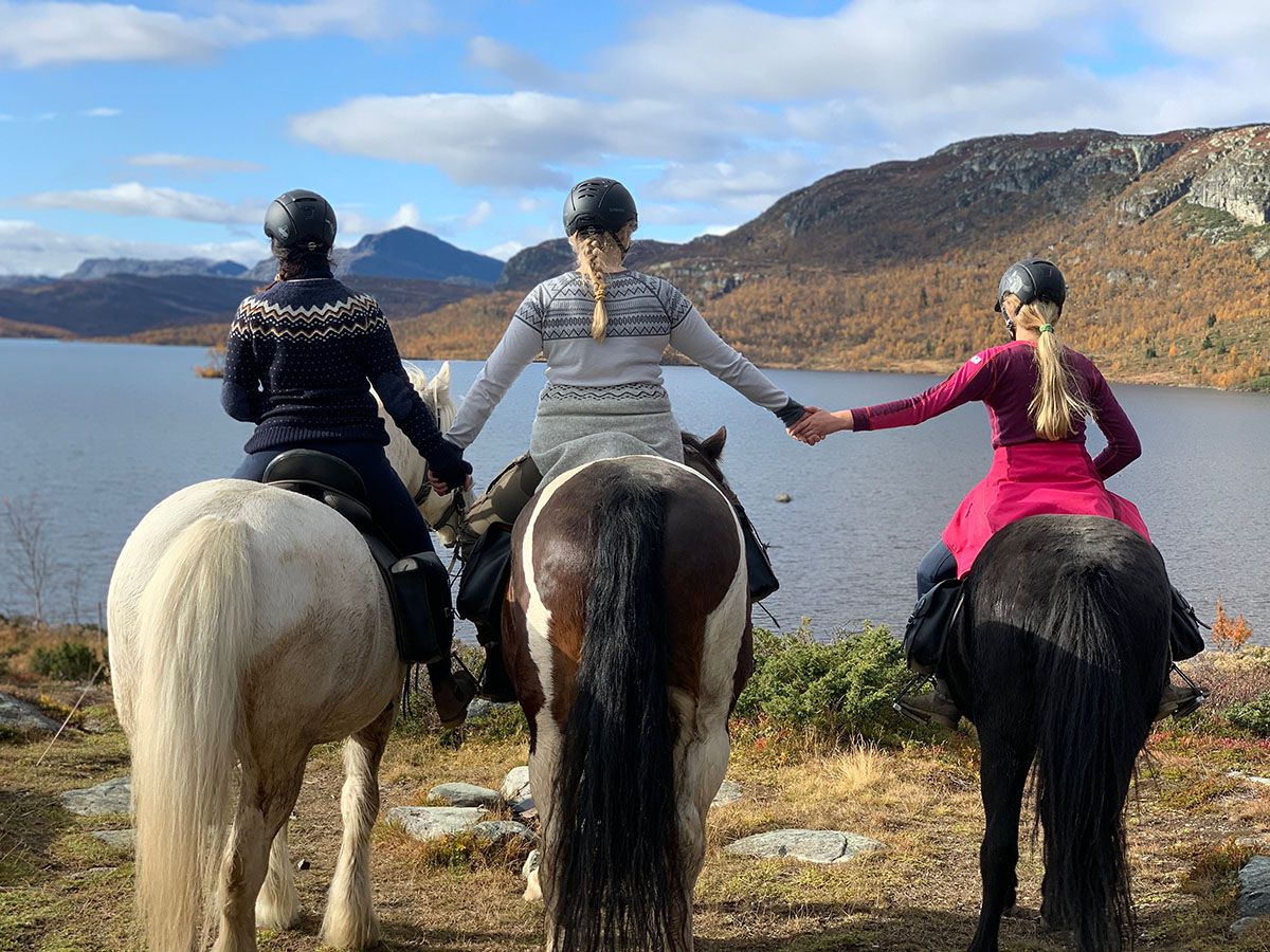 Ridetur på fjellet.