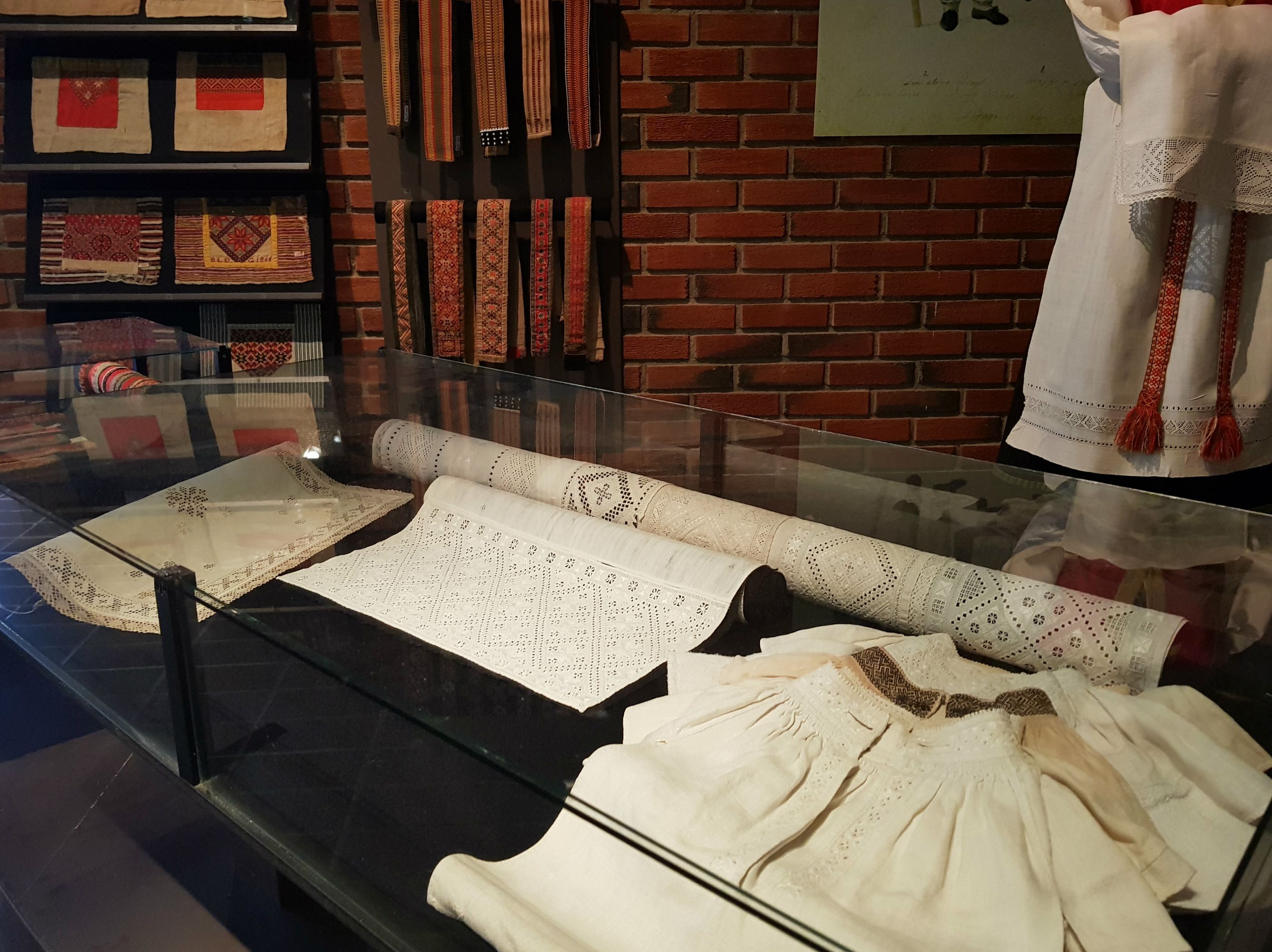 Hardangersaum og tekstilkunst stilt ut i monter på Hardanger folkemuseum.