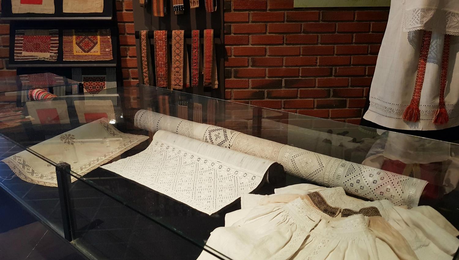 Hardangersaum og tekstilkunst stilt ut i monter på Hardanger folkemuseum.