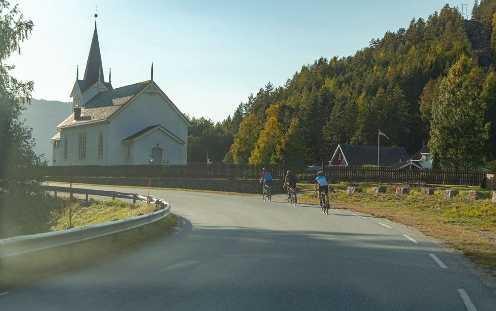 sykling forbi en kirke_web