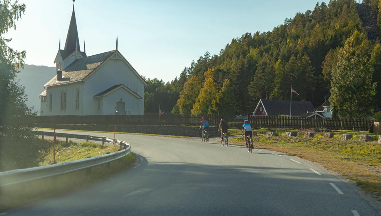 sykling forbi en kirke_web