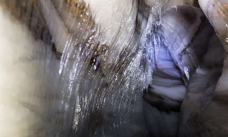 Bilde av de unike formasjonene inni i isgrotten