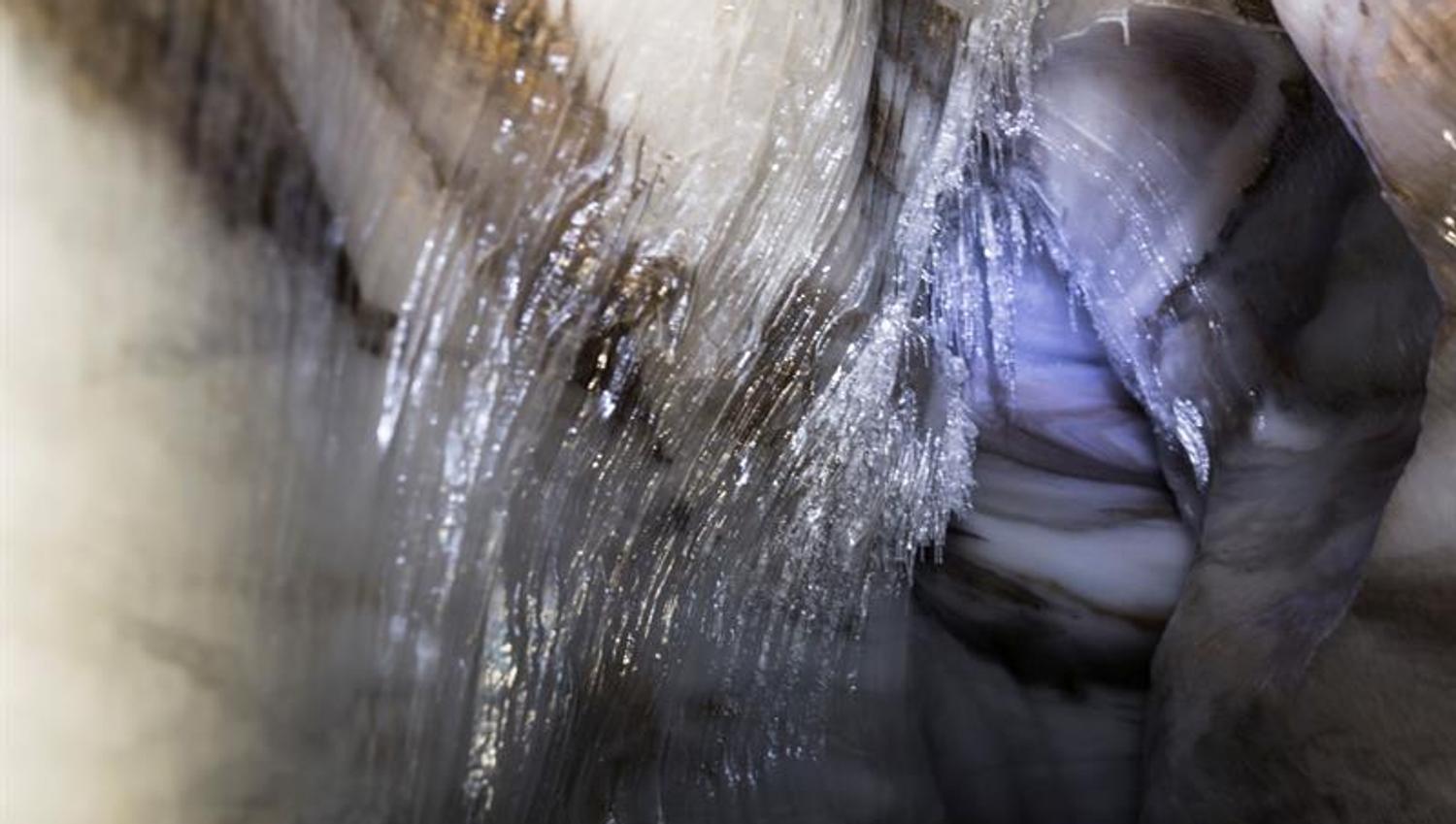 Bilde av de unike formasjonene inni i isgrotten