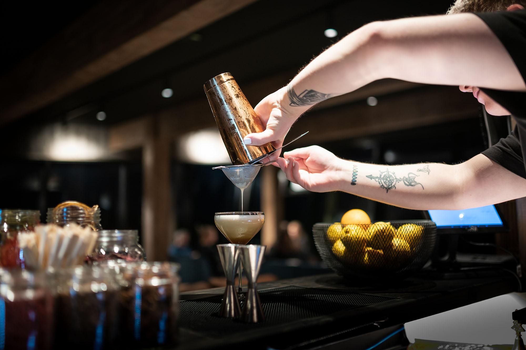 Loftet Skybar på Øyna - mixing av cocktail