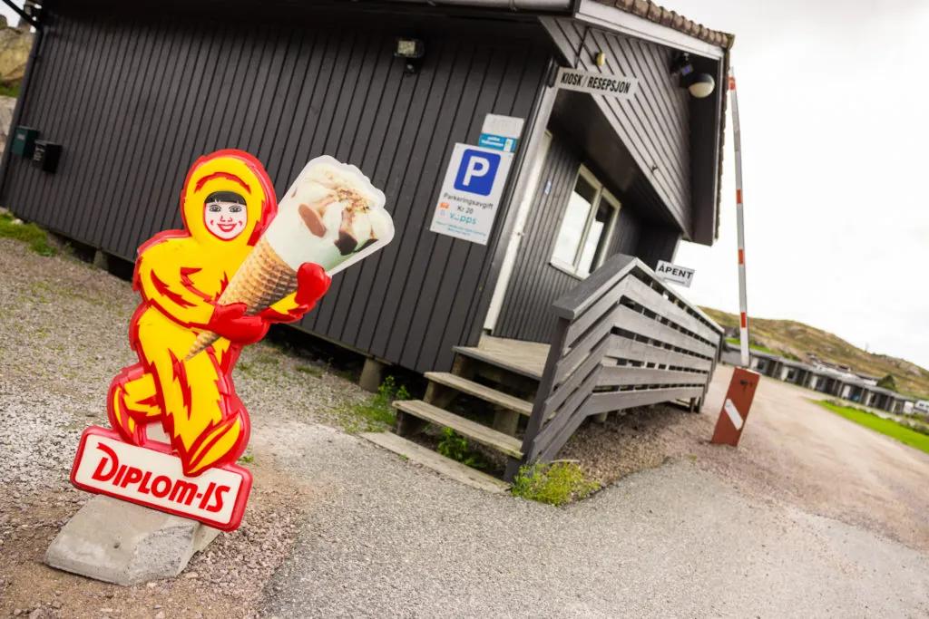 Reception with ice cream kiosk