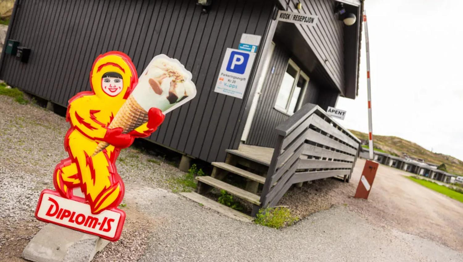 Reception with ice cream kiosk
