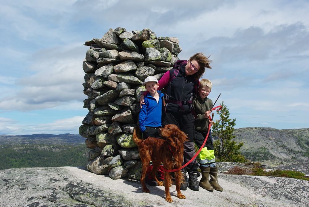 med barn og hund på toppen av Napen