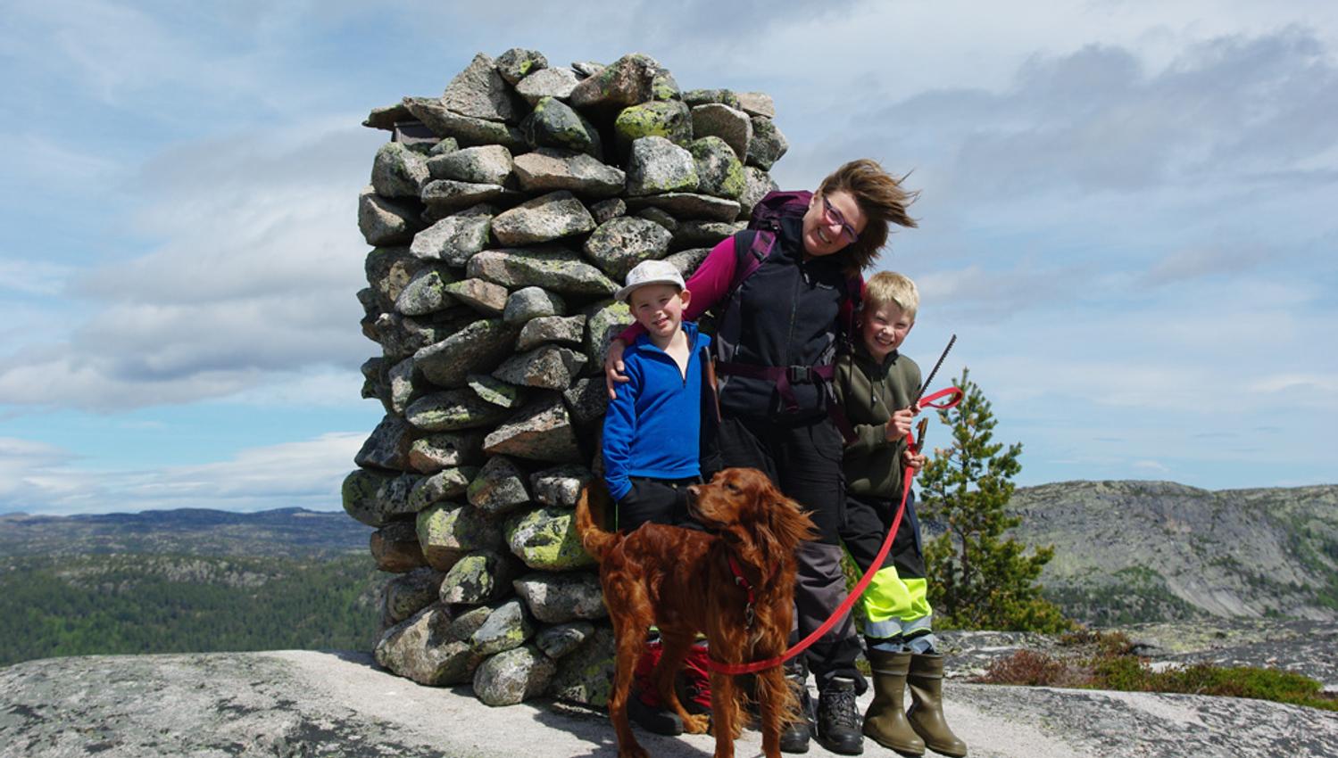 med barn og hund på toppen av Napen