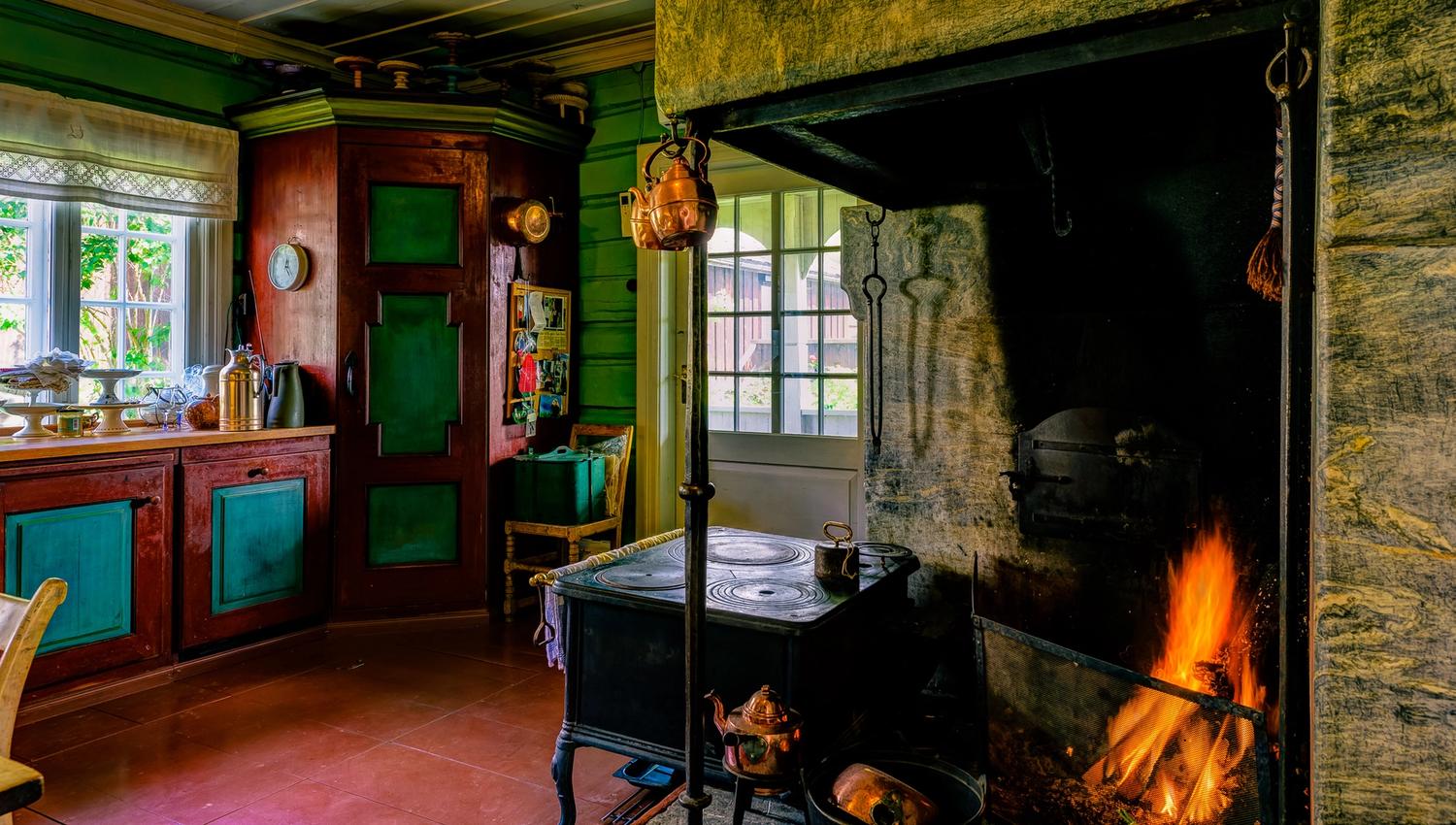 Fyr i peisen på kjøkkenet, Sygard Grytting