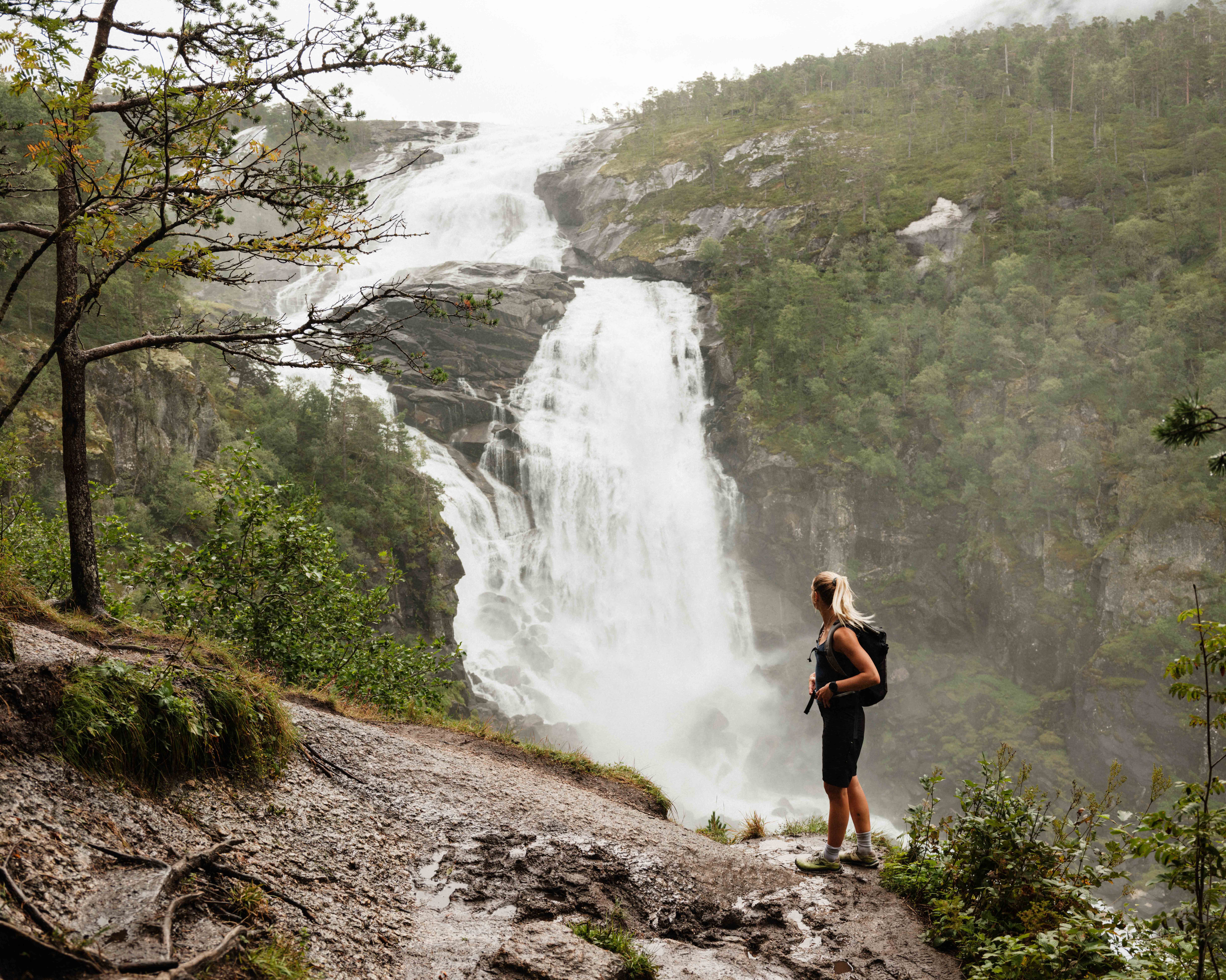 Turgåar nyt utsikta mot Nyastølsfossen, ein av dei fire store fossane i Husedalen.