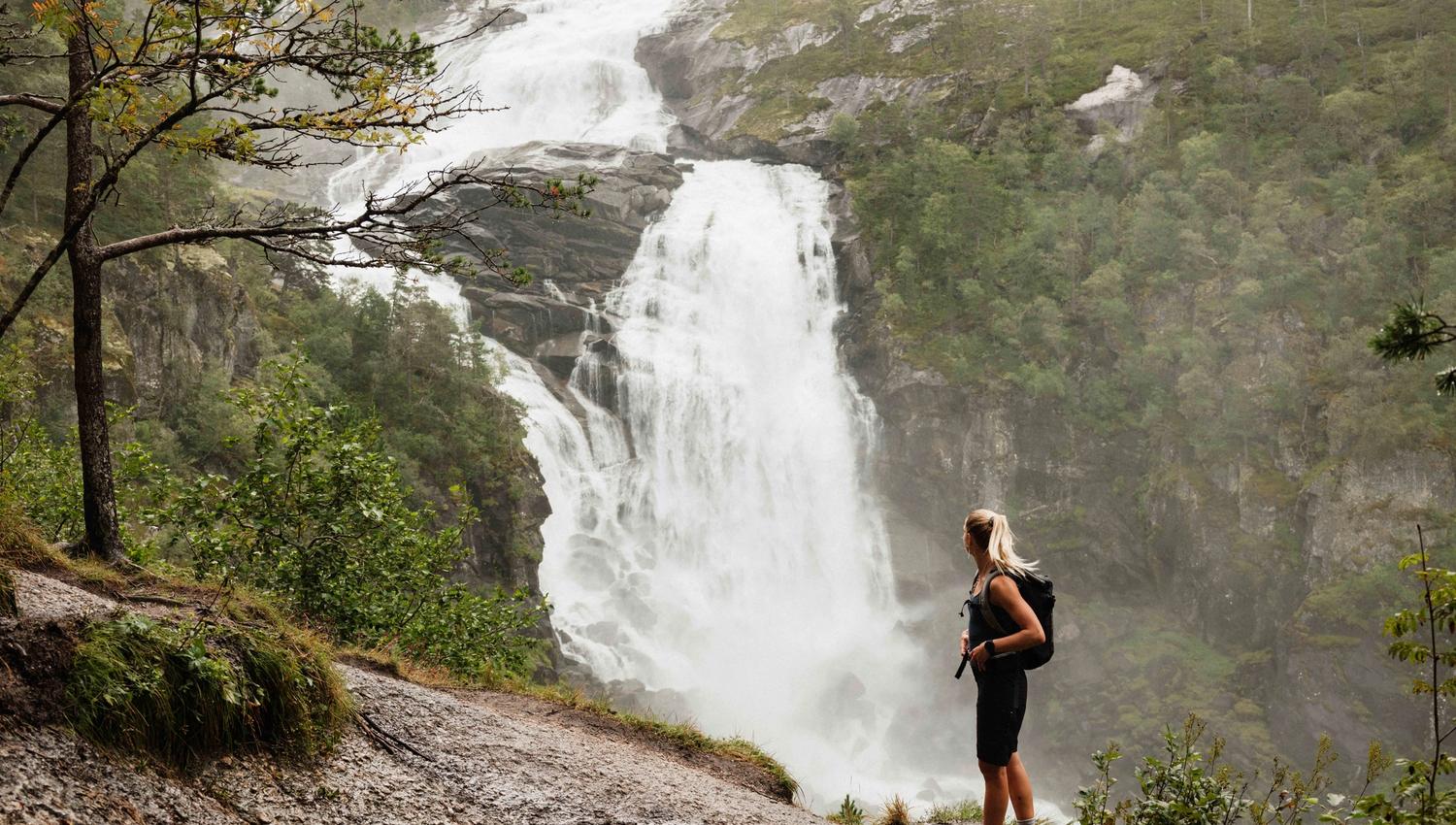 Turgåar nyt utsikta mot Nyastølsfossen, ein av dei fire store fossane i Husedalen.