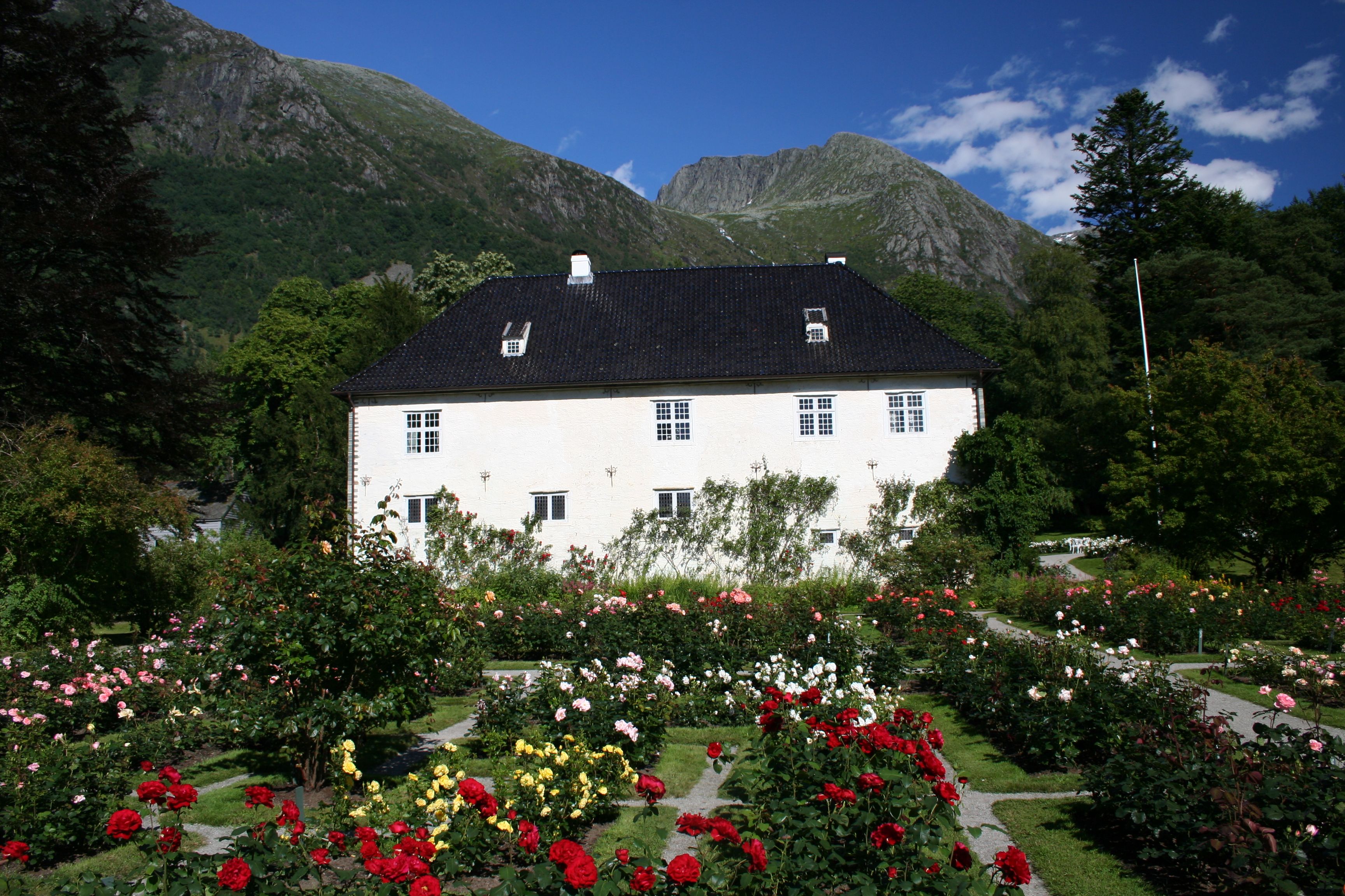 Rosehagen ved Baroniet Rosendal med fjell bak.