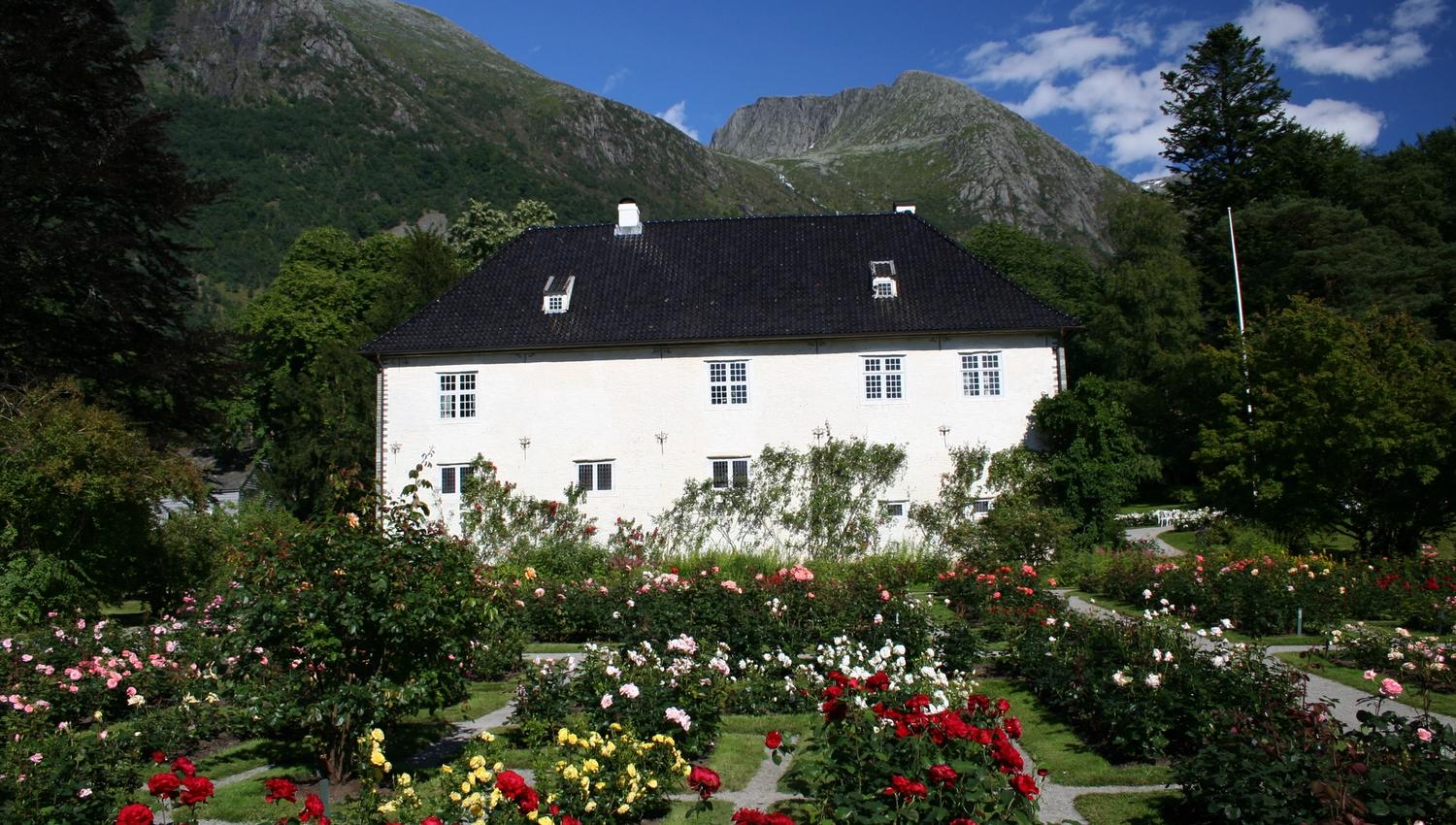 Rosehagen ved Baroniet Rosendal med fjell bak.