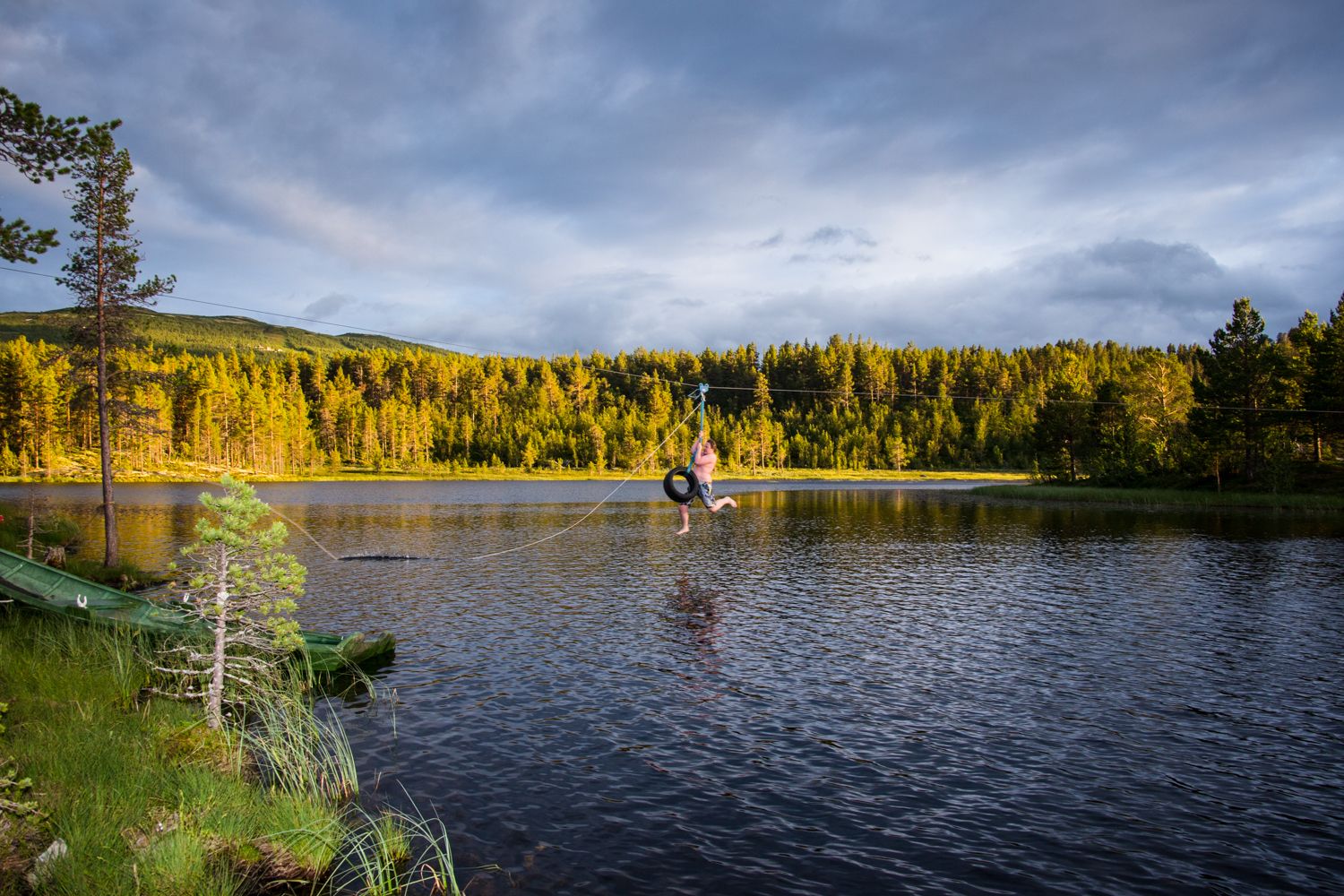 Zip line i villmarkscampen til Serious Fun