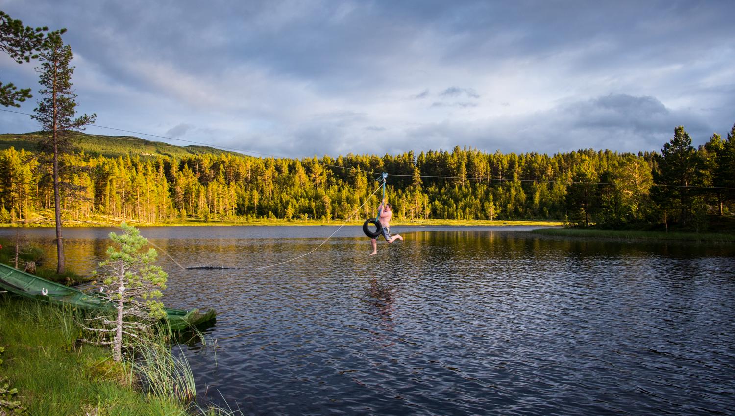 Zip line i villmarkscampen til Serious Fun