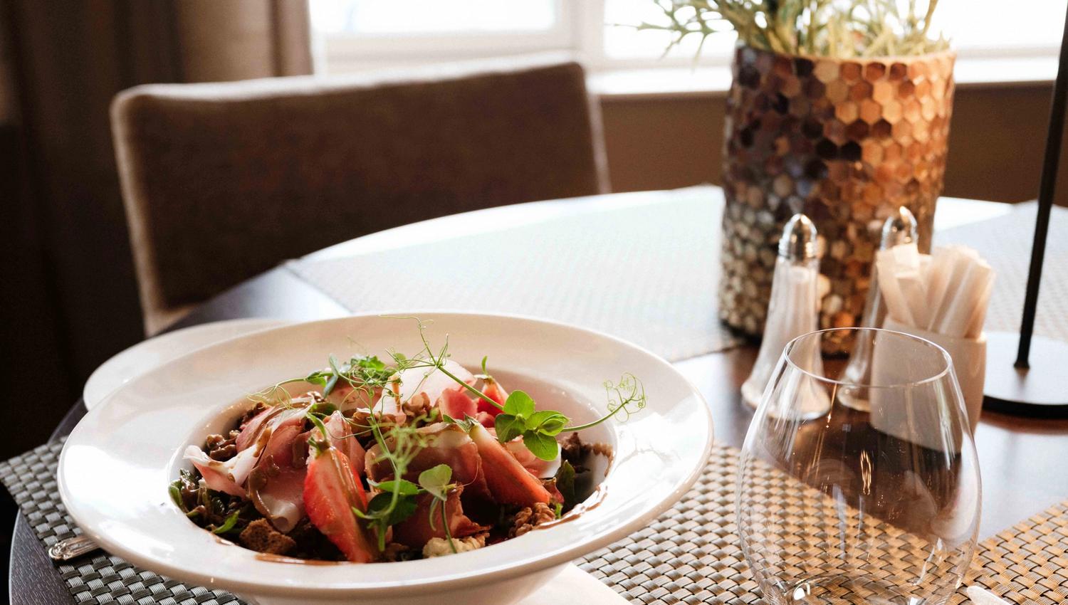 Frisk og fargerik rett servert i hotellets restaurant.
