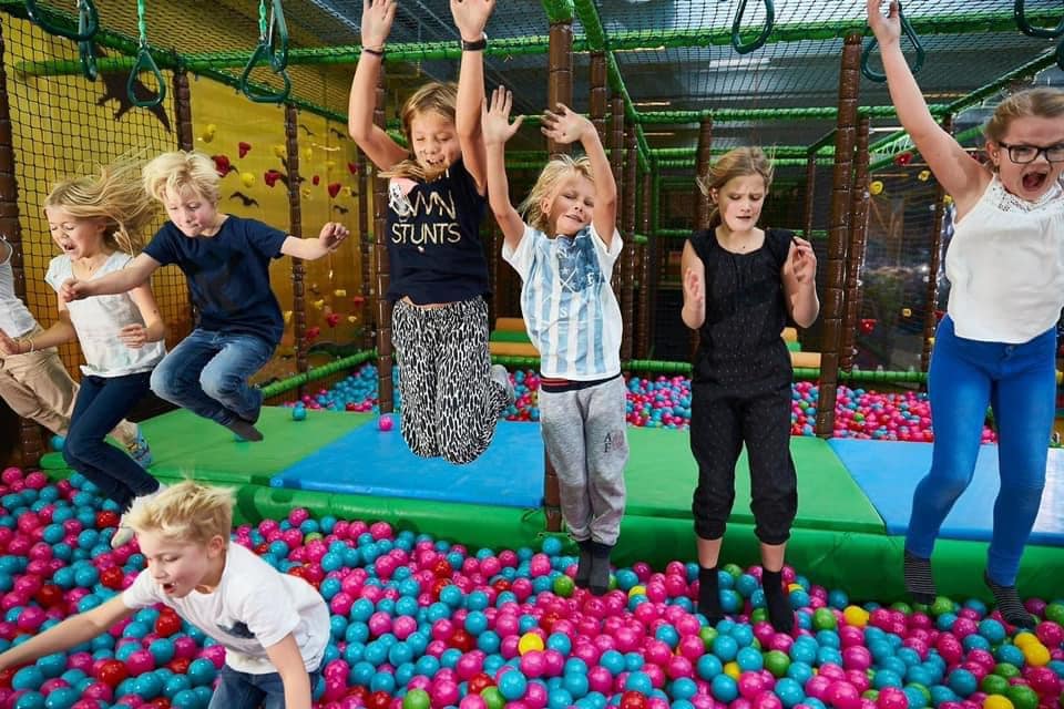 Barn som hopper i ballrom. Foto.