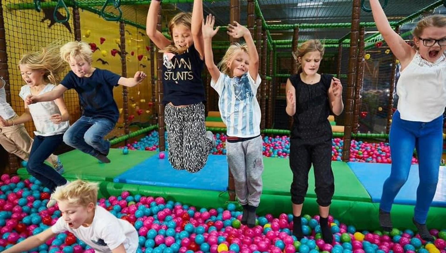 Barn som hopper i ballrom. Foto.