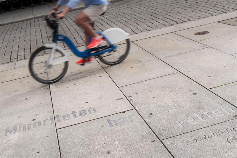 Sykkel som kjører forbi Ibsen-sitatet