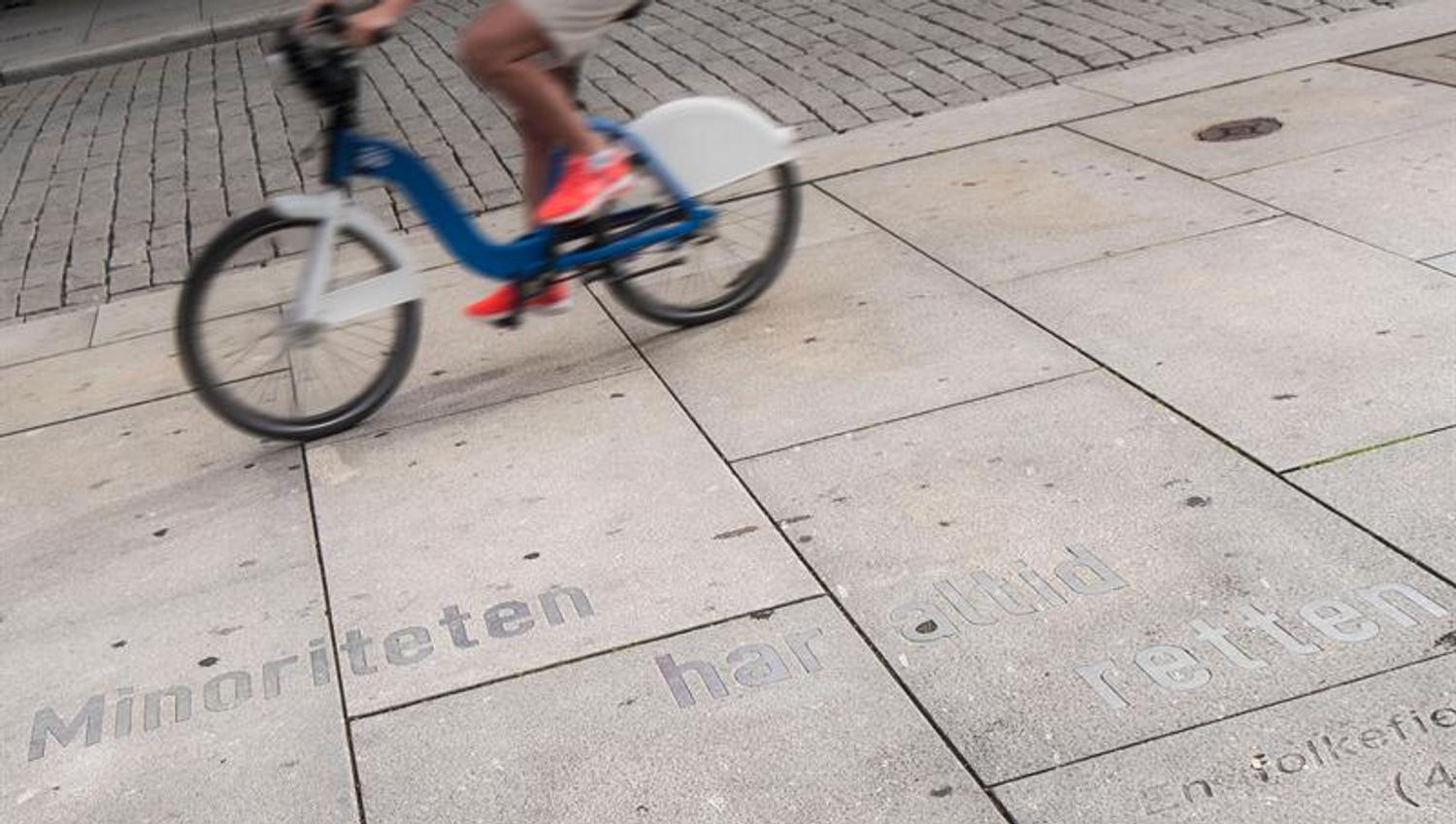 Sykkel som kjører forbi Ibsen-sitatet