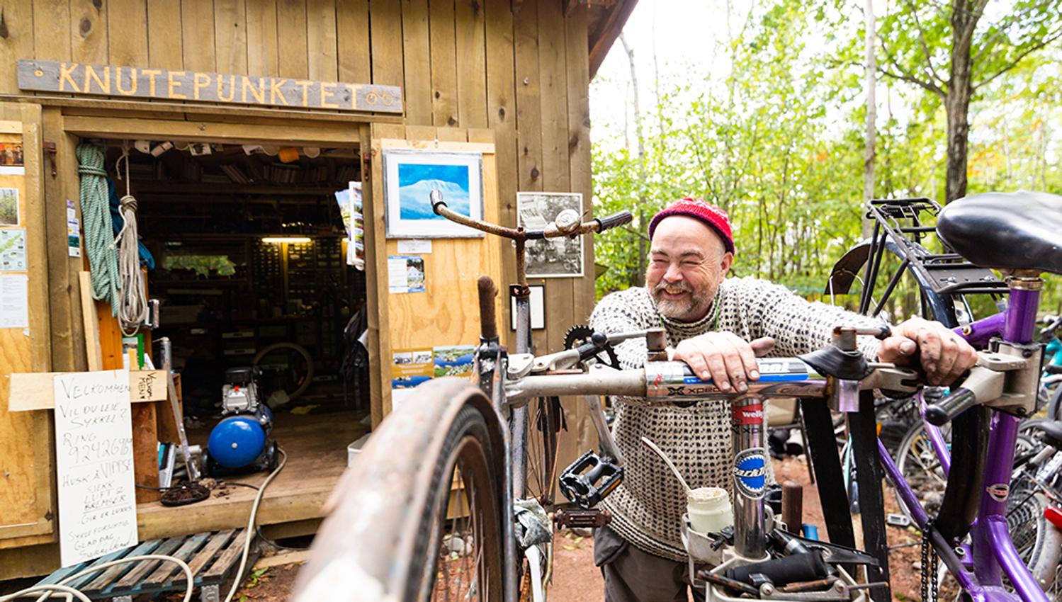 "Sykkelknut" is repairing bicycles