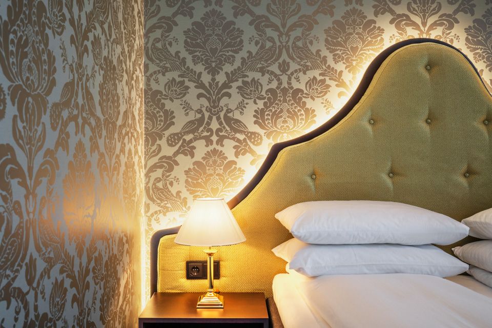 Dobbeltrom med seng og nattbord