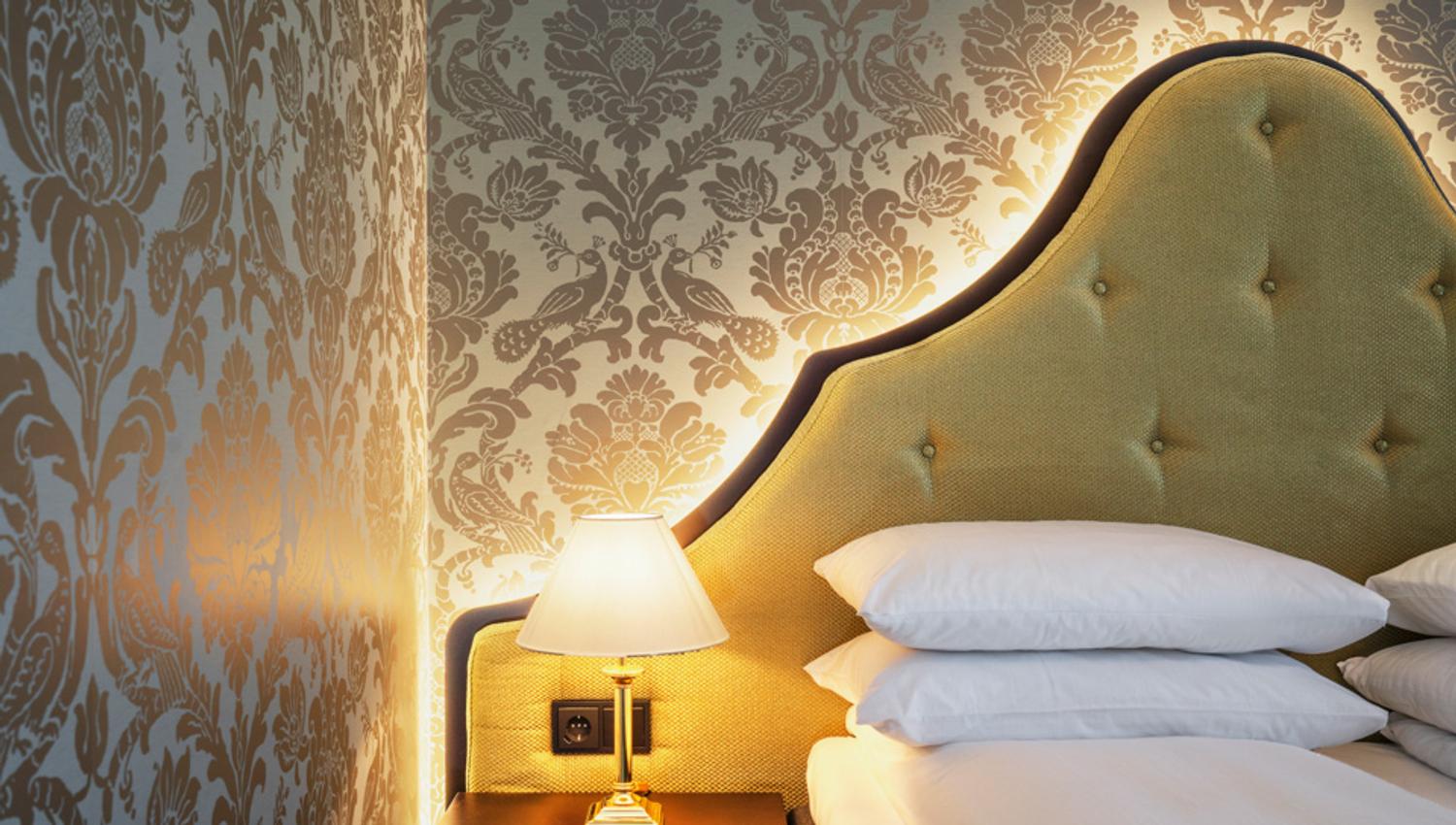 Dobbeltrom med seng og nattbord