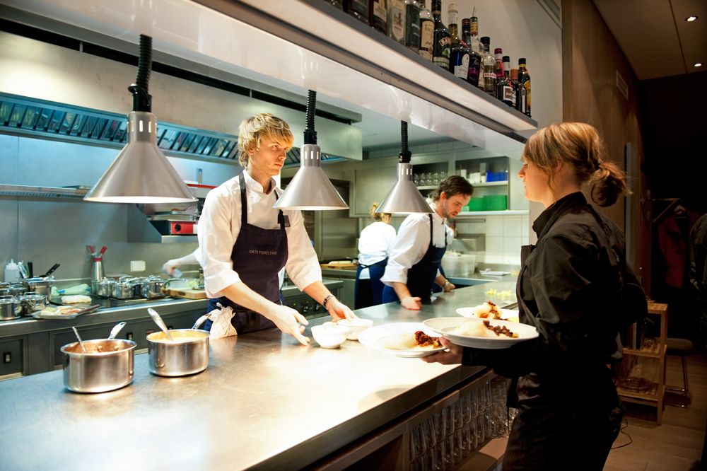 På restauranten