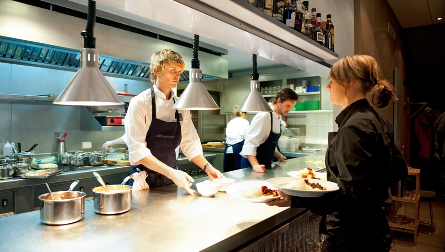 På restauranten